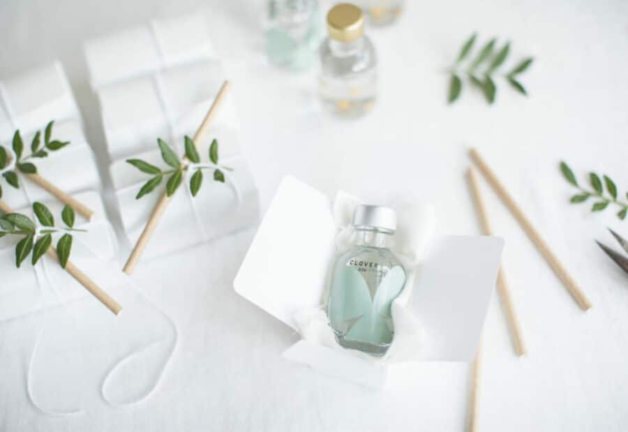 Clover Gin mini flesje als bedankje in geschenkdoosje met groen blad en stijlvolle tafeldecoratie
