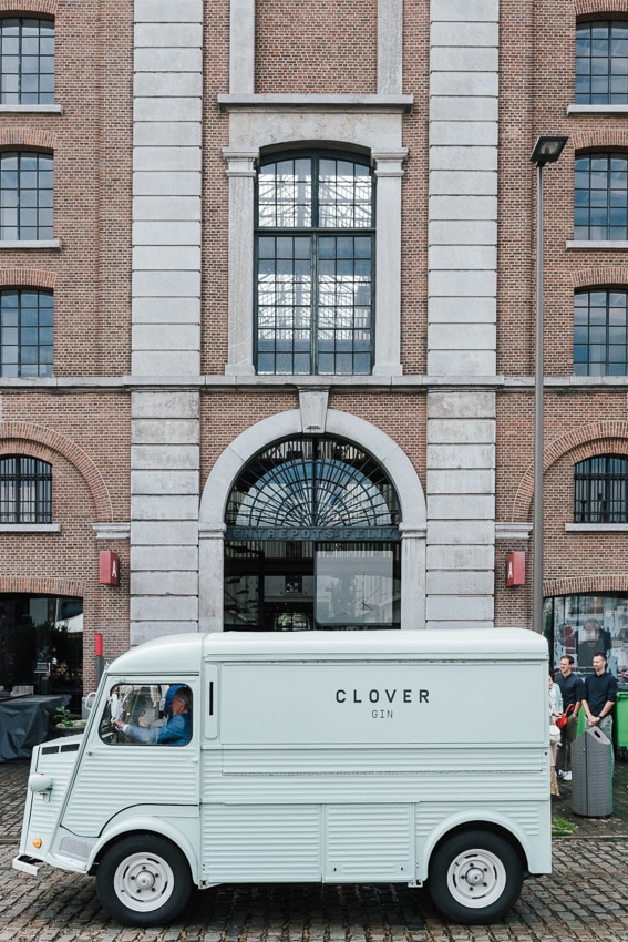 Clover Gin vintage bestelbus geparkeerd voor historisch gebouw in stedelijke omgeving